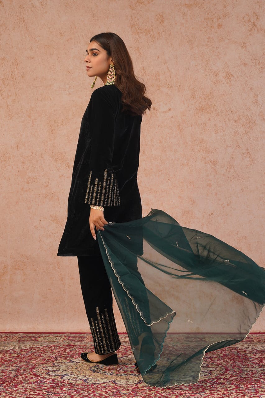 Zahra Embroidered Suit Set – Emerald Noir
