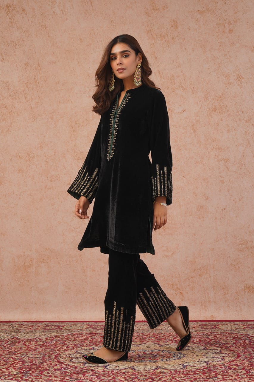 Zahra Embroidered Suit Set – Emerald Noir
